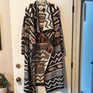 Women's Black and White Patterned Sweater
